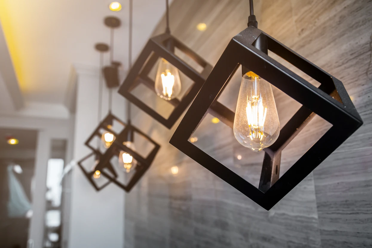 Intérieur moderne avec luminaires suspendus géométriques noirs alignés