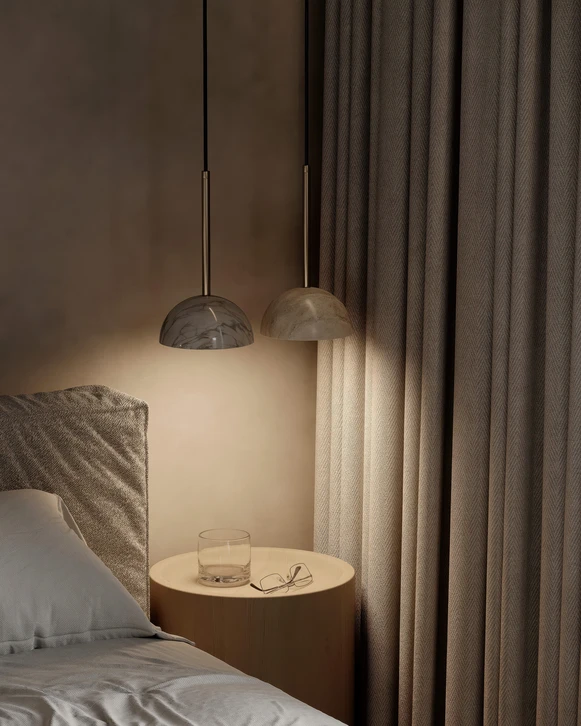 Guirlandes lumineuses décoratives suspendues sur fond noir, créant une ambiance chaleureuse d'intérieur