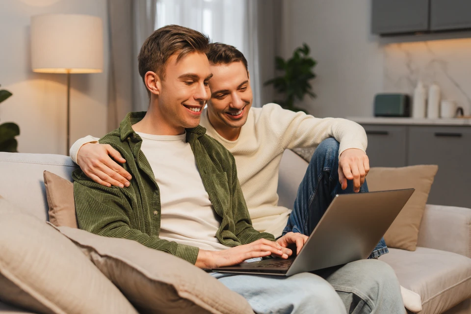 Atelier d'électricien avec outils et matériel électrique disposés sur plan de travail