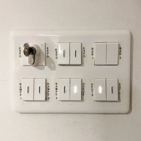 La caméra de sécurité ou la CCTV se trouve sur le mur du bâtiment moderne