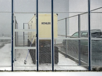 Intérieur d'un bâtiment moderne avec couloir blanc visible à travers un dispositif d'observation