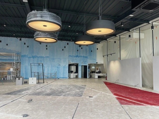 Centre de surveillance sécuritaire avec opérateurs surveillant de multiples écrans