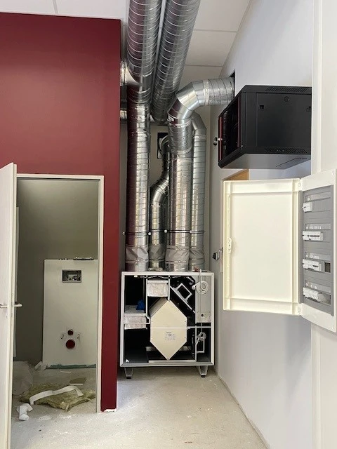 Scène intérieure d'un espace commercial moderne avec une personne en arrière-plan flou