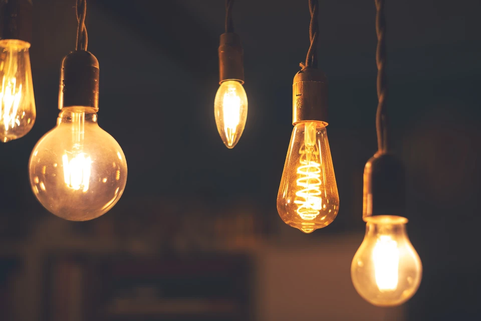 Int&eacute;rieur bureau, mains masculines planifiant installation syst&egrave;me s&eacute;curit&eacute; sur plans architecturaux