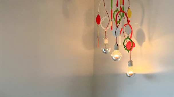 Showroom d'&eacute;clairage moderne avec exposition de luminaires vari&eacute;s