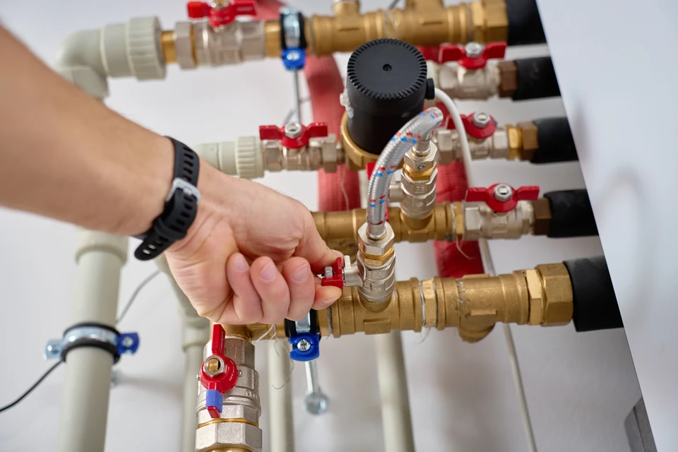 Intérieur résidentiel avec radiateur blanc à panneaux verticaux équipé d'une vanne thermostatique