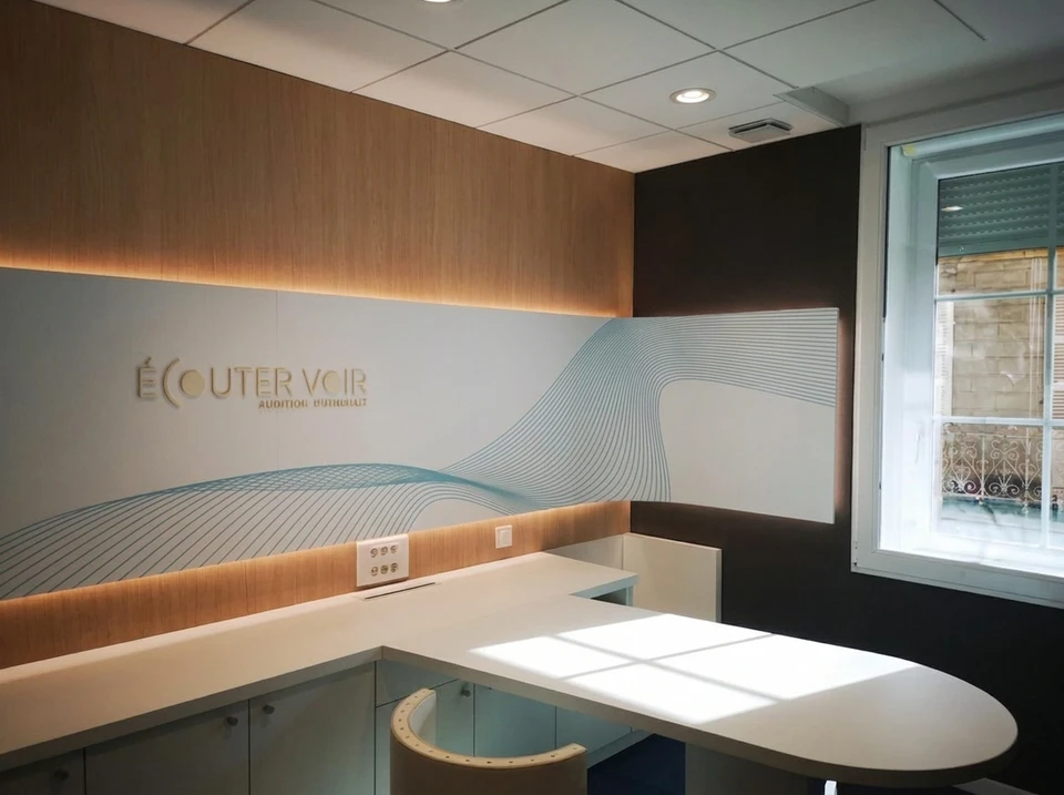 Intérieur moderne avec collection de luminaires suspendus design sur fond bleu