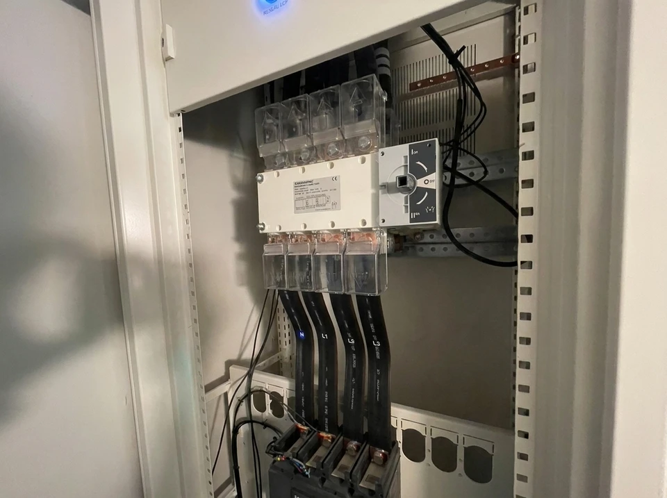 Intérieur d'armoire électrique industrielle avec installation complexe de câblage et composants électriques professionnels