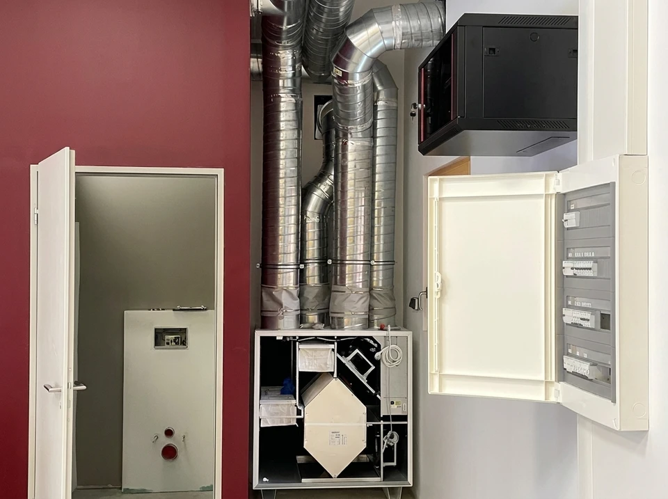 Intérieur résidentiel avec radiateur blanc à panneaux verticaux équipé d'une vanne thermostatique