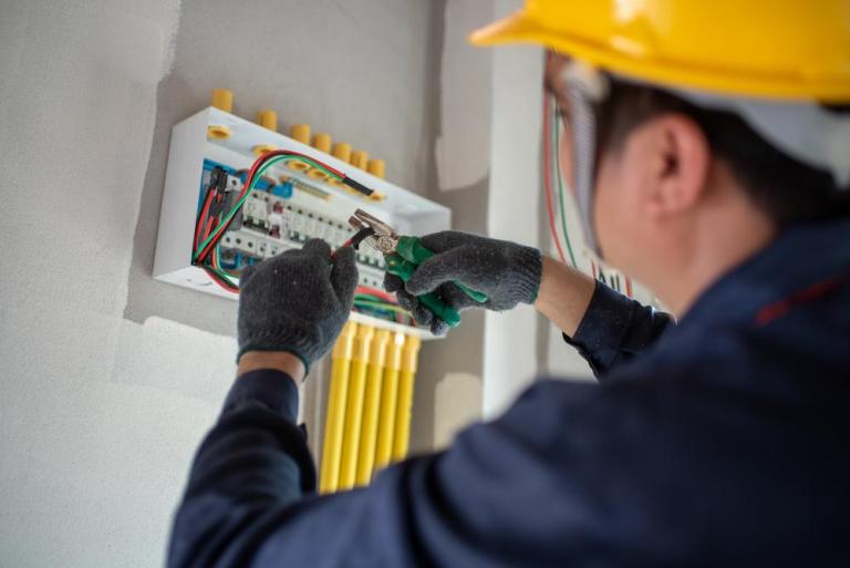 Pourquoi vérifier la mise en conformité électrique à Panazol ?